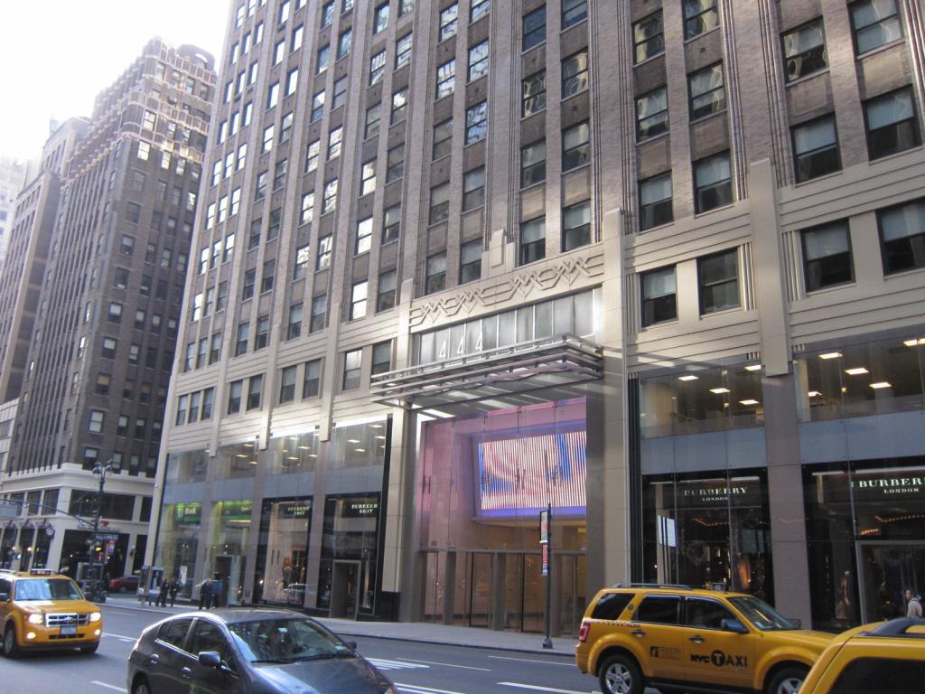 Burberry 444 shop madison avenue actualidad