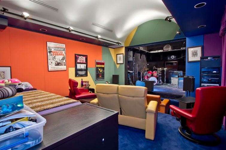 The music room (Photo: Luxe Estates & Lifestyles).