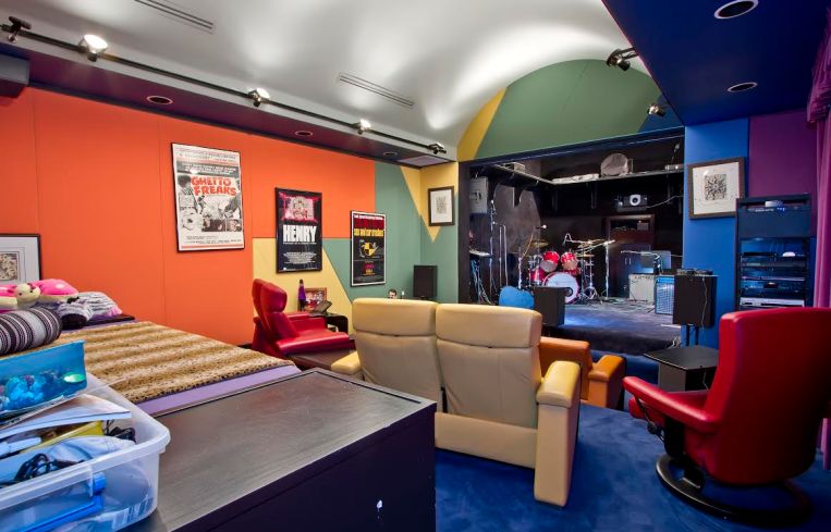 The music room (Photo: Luxe Estates & Lifestyles).