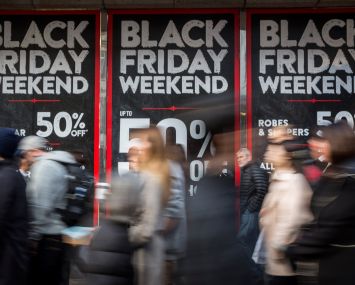 Black Friday bargain hunters hit the streets (Photo: Rob Stothard/Getty Images).