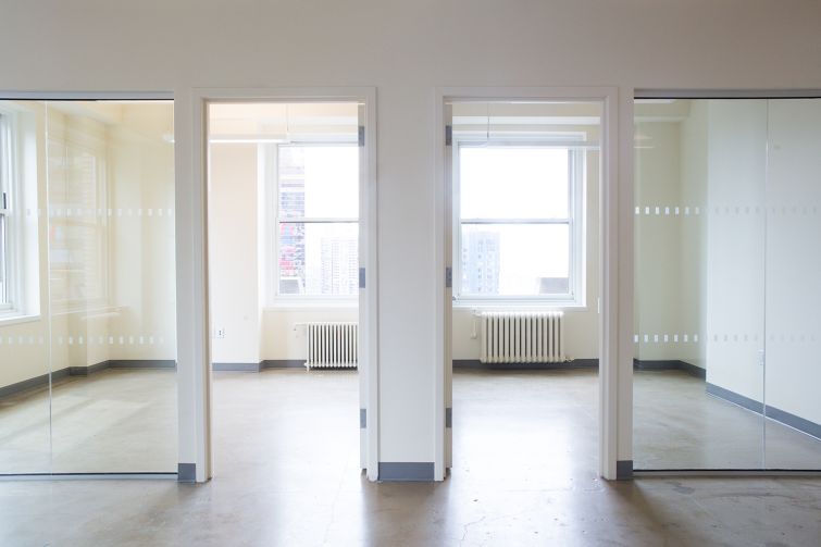 Prebuilt glass conference rooms on the 25th floor (Photo: Sam Ortiz/ For Commercial Observer). 