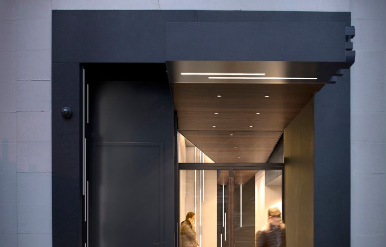 The renovation of the building includes a new, expanded lobby (Rendering:
William Macklowe Company).