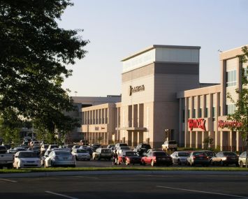 IT’LL BE OAKS-KAY: Nashville’s 100 Oaks Mall didn’t replace departing tenants with new ones but rather decided to redevelop roughly 450,000 square feet of space with Vanderbilt University (Courtesy: Eric Ventress/Wikipedia).