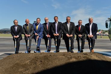 Cuomo, center, breaking ground on the new Terminal B with Port Authority and construction officials (Photo: Port Authority of NY & NJ/Flickr).