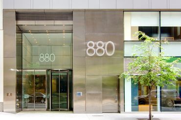 The entrance of 880 Third Avenue (Photo courtesy: Jack Resnick & Sons). 