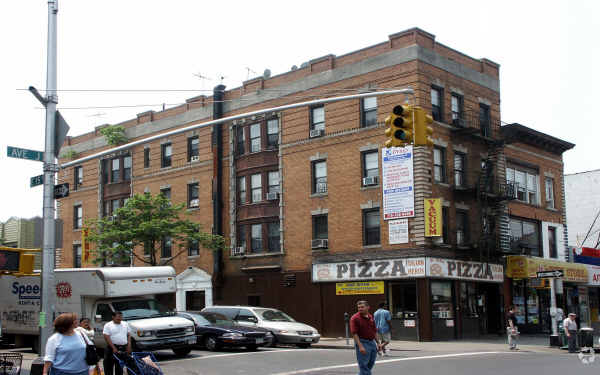 1424 Avenue J, The Di Fara Pizza building (Photo: The CoStar Group).