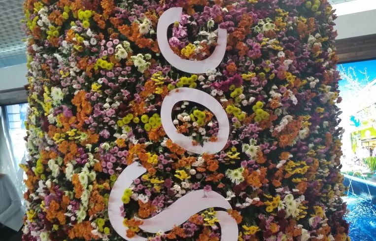 A Socri live flower- and grass-decorated pole at MAPIC. Photo: Lauren Elkies Schram.