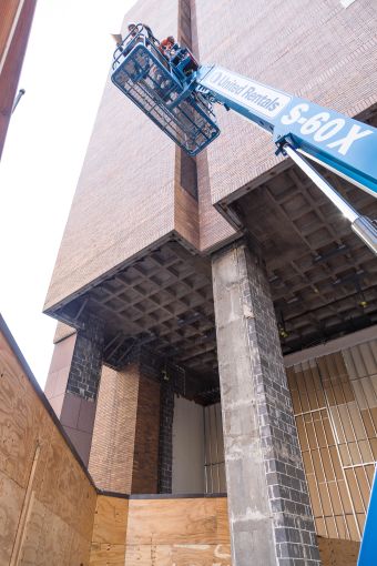 Construction workers adding metal to the columns of 3 Park Avenue. Photo: Kaitlyn Flannagan/ Commercial Observer. 