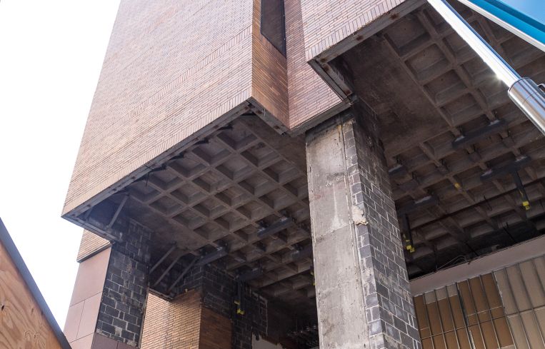 Construction workers adding metal to the columns of 3 Park Avenue. Photo: Kaitlyn Flannagan/ Commercial Observer.