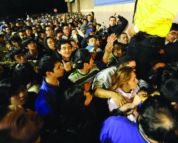 Shoppers wait outside a Best Buy store to open at 5 a.m. on November 28, 2008 in Los Angeles, California, on Black Friday.