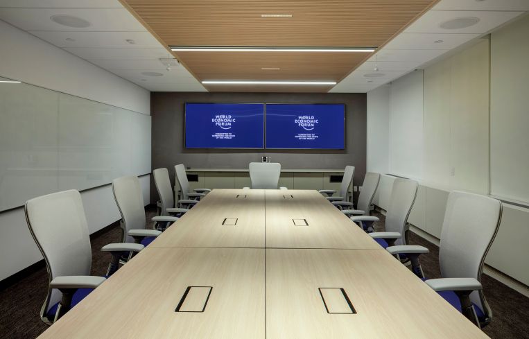 There are many high-tech conference rooms.