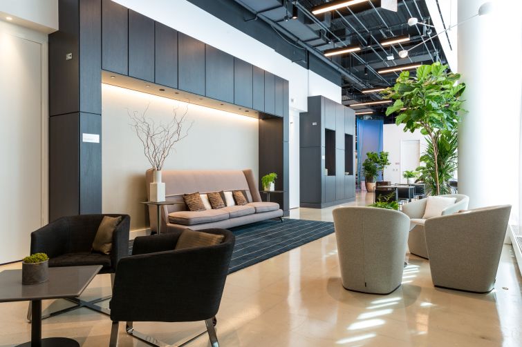 Long couches and groupings of chairs provide a variety of spaces for collegues to meet in at the Convene/Well & amenity floor at 4 Times Square.
