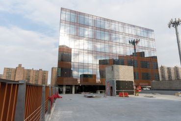 The glass panels have a brown tint thanks to an orange frit pattern in the curtain wall. It helps the facade of 626 Sheepshead Bay Road to look like other properties in the surrounding neighborhood.