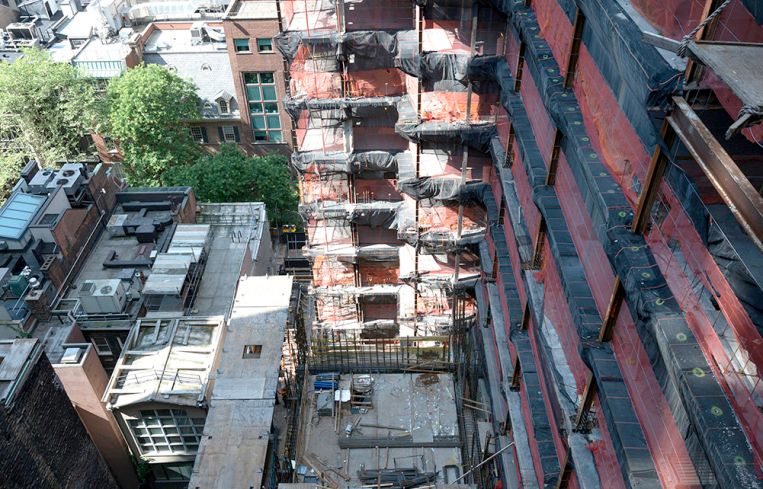 Workers demolished the back portion of the building after removing the 33rd to the 17th floors.
