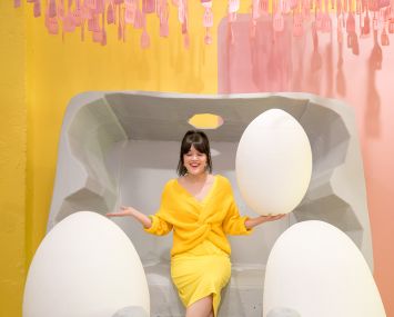 The Egg House at 195 Chrystie Street let visitors take photos inside a giant carton of eggs.