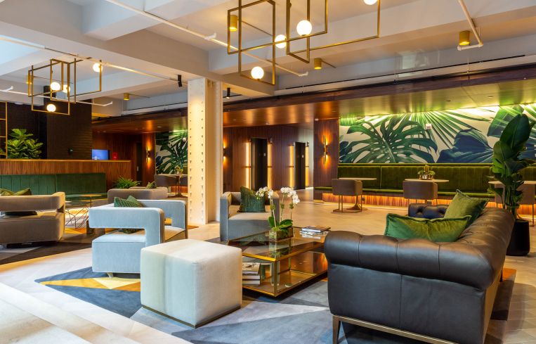The choice of furniture design and brushed brass decor at 10 Grand Central is a modern nod to the stylings of the nearby Grand Central Terminal.