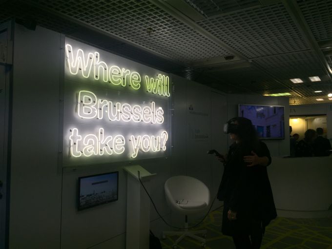 A MAPIC attendee using a virtual reality headset.