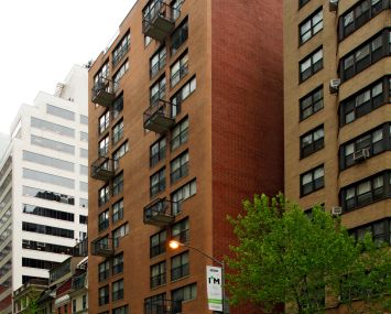One of the buildings Metropolitan Property Group allegedly ran illegal Airbnb rentals out of was Abington Properties' 123 East 54th Street.
