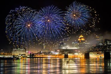  The Kentucky Derby Festival Louisville fireworks display, seen from the Indiana side of the Ohio River. 