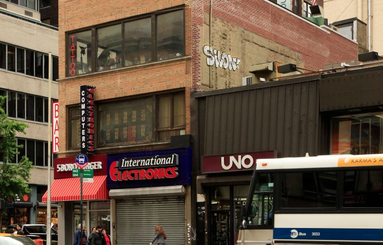 976 Avenue of the Americas