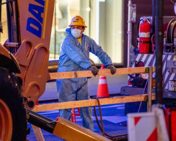 Construction worker with mask in NYC.