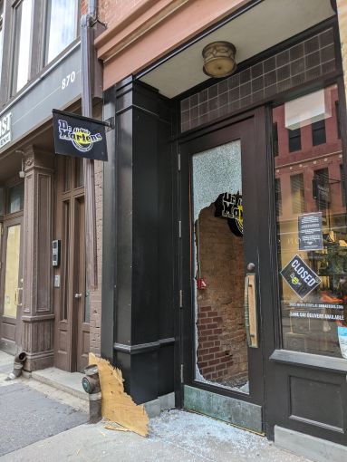 New York, New York, USA. 2nd June, 2020. Victoria Secret store on Fifth  Avenue is closed with sidings after a dawn of looting in the New York trade  during protests that spread