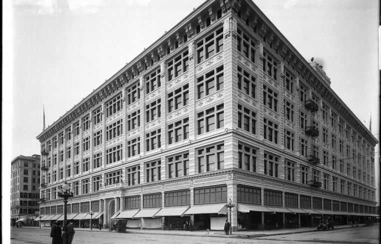 The building at 801 S. Broadway in 1912