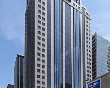 The 30-story office tower at 123 North Wacker Drive in Chicago.