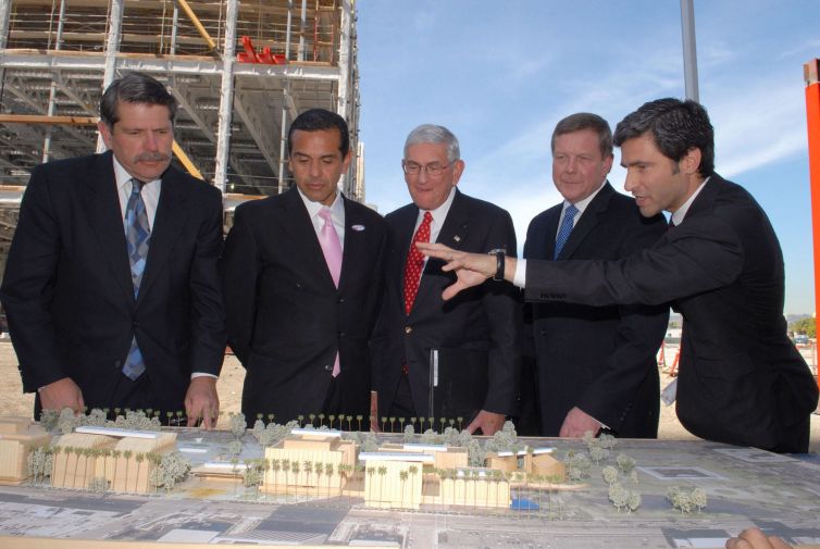 Los Angeles County Museum of Art (LACMA) CEO and director Michael Govan, far right, explains the features of the new museum buildings. From left, L.A. Councilman Zev Yaroslavsky, Mayor Antonio Villaraigosato Eli Broad, British Petroleum president Bob Malone in March 2007. British Petroleum had announced a $25 million donation to the museum transformation campaign as the museum shifts to phase 2 to fund raising.