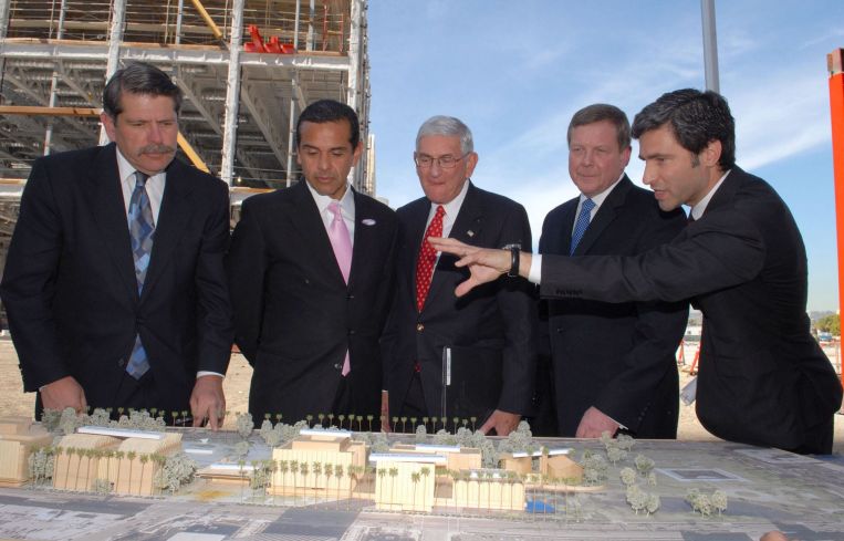Los Angeles County Museum of Art (LACMA) CEO and director Michael Govan, far right, explains the features of the new museum buildings. From left, L.A. Councilman Zev Yaroslavsky, Mayor Antonio Villaraigosato Eli Broad, British Petroleum president Bob Malone in March 2007. British Petroleum had announced a $25 million donation to the museum transformation campaign as the museum shifts to phase 2 to fund raising.