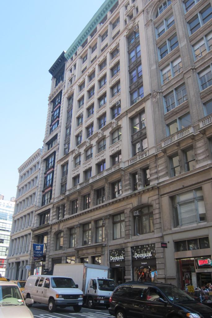Studs Expands at 594 Broadway – Commercial Observer