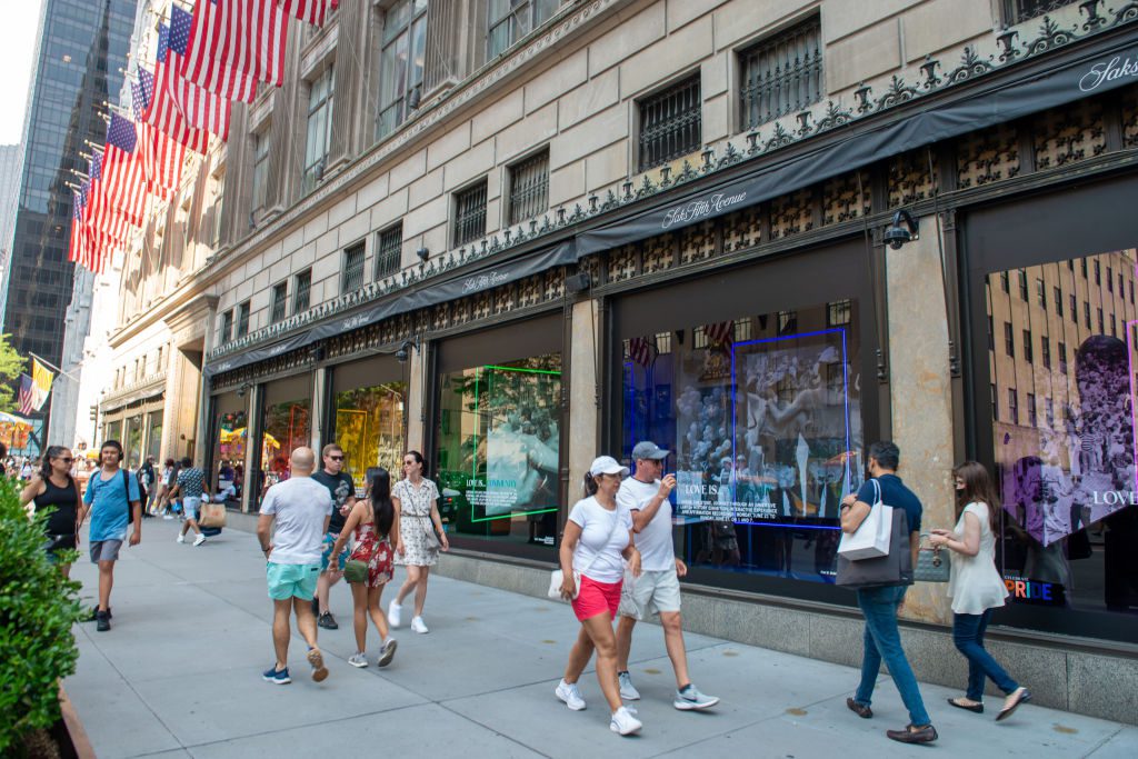 Saks Fifth Avenue Owner, WeWork to Run Co-Working Spaces in Former Stores -  WSJ