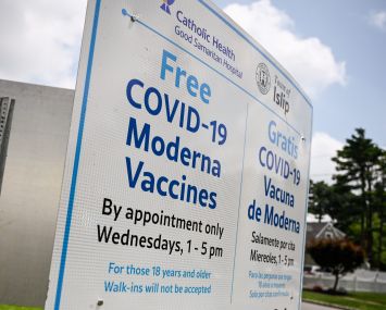 A sign directing people to a vaccination site.