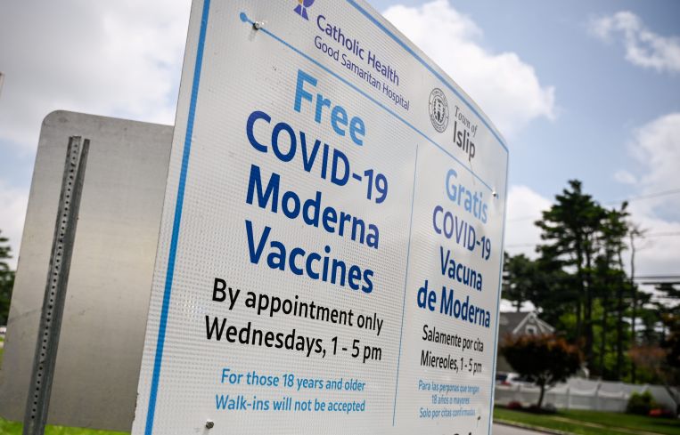 A sign directing people to a vaccination site.