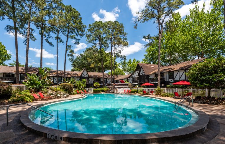 An image of the pool area at Piccadilly Apartments in Gainesville, Fla.