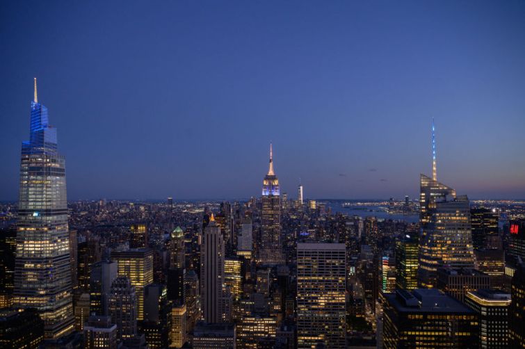 Manhattan's skyline at night