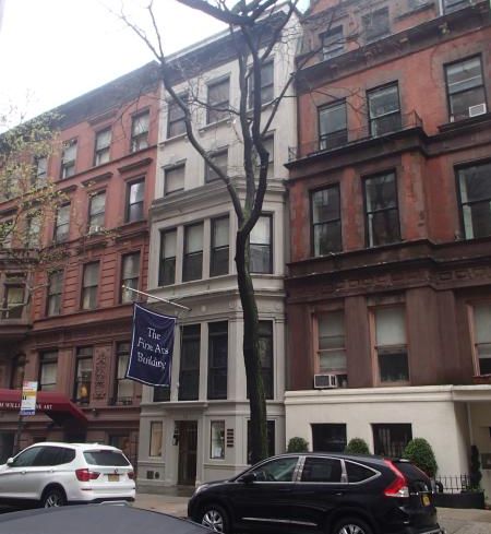 The shorter upper east side building 22 East 80th Street, home to two galleries, with two cars parked out front.
