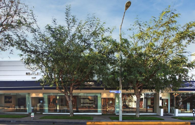 The single-story building at 8833 Beverly Boulevard is fully leased to Luxury Living, a high-end furnishing outlet.