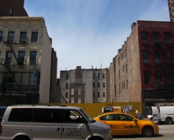 Extell is planning to build a 22-story residential development between East 85th and East 8th Streets at 1637 First Avenue (pictured).