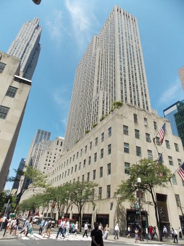 The tall building at 1270 Avenue of the Americas holds Radio City Music Hall.
