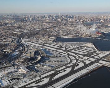 La Guardia Airport awaits arriving flights after runways were plowed of snow on January 5, 2018 in the Queens borough of New York City. Under frigid temperatures, New York City dug out from the "Bomb Cyclone." (Photo by John Moore/Getty Images)