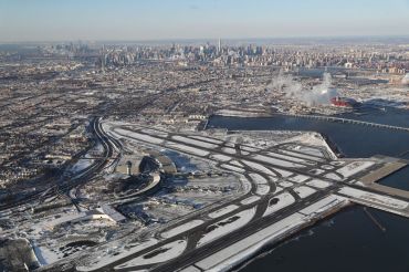 La Guardia Airport awaits arriving flights after runways were plowed of snow on January 5, 2018 in the Queens borough of New York City. Under frigid temperatures, New York City dug out from the "Bomb Cyclone." (Photo by John Moore/Getty Images)