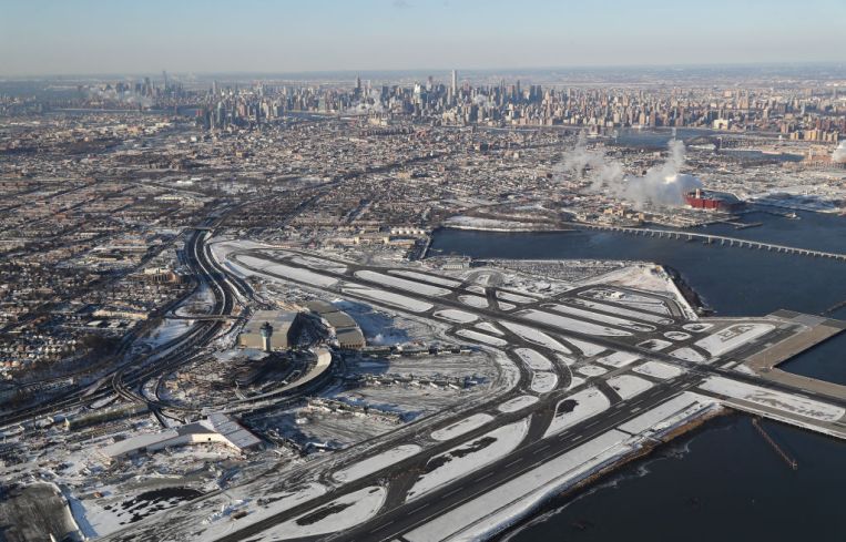 La Guardia Airport awaits arriving flights after runways were plowed of snow on January 5, 2018 in the Queens borough of New York City. Under frigid temperatures, New York City dug out from the "Bomb Cyclone." (Photo by John Moore/Getty Images)