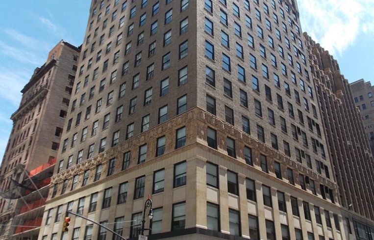 The 25-story building at 1040 Avenue of the Americas.