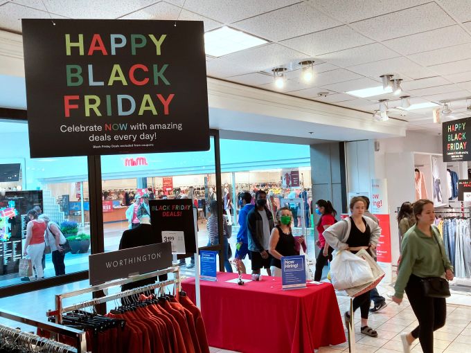 People flock to malls to kick off holiday shopping season