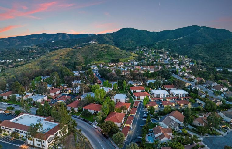 Los Robles Apartments at 300 Rolling Oaks Drive is currently the second-largest multifamily asset in Thousand Oaks.