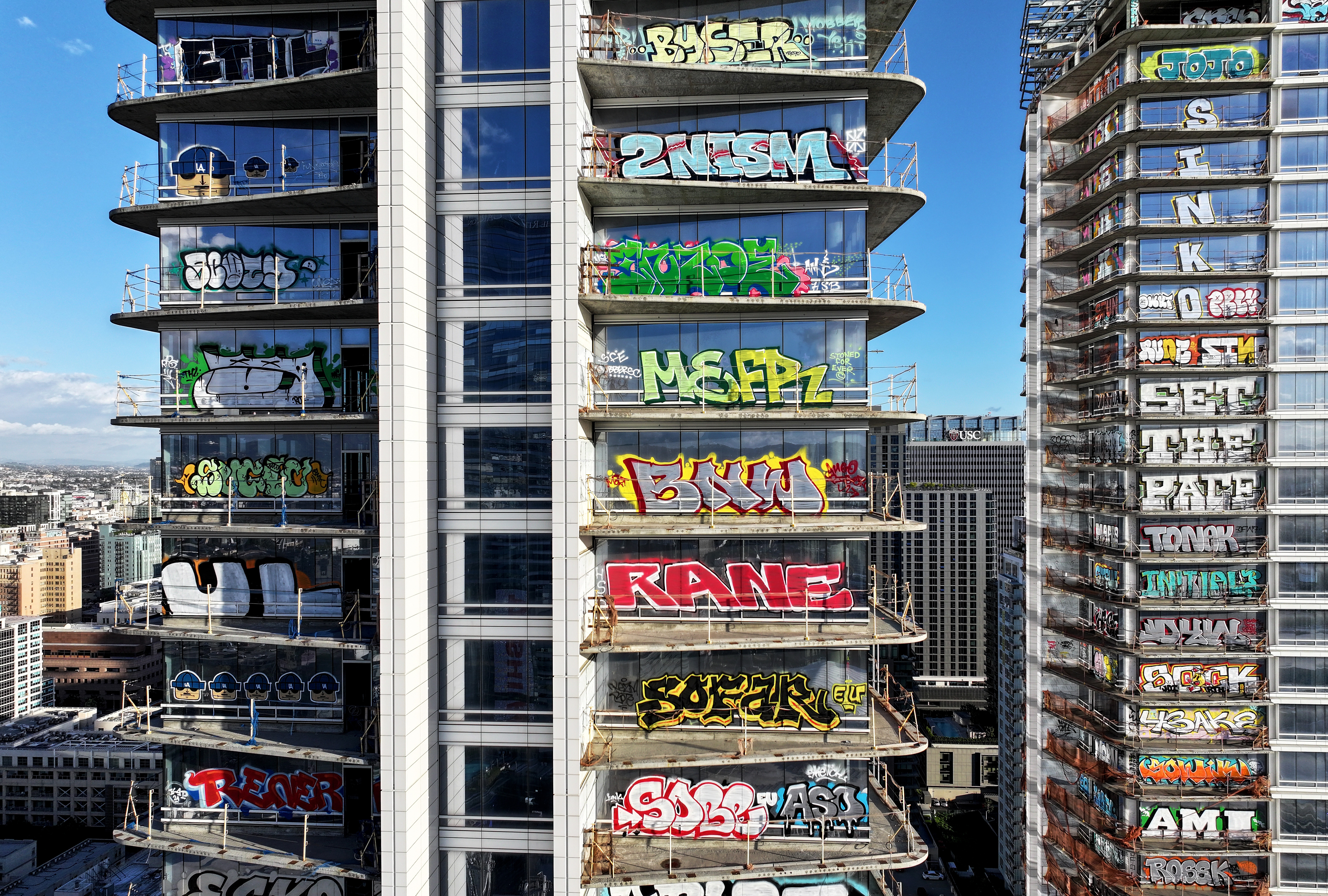 アート・デザイン・音楽 Apartment Buildings Today PHOTOS: L.A. Mandates Developer Clean Graffitied Skyscraper