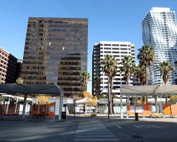 Charles Schwab headquarters (left) at 211 Main Street, San Francisco.
