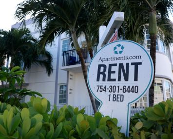 MIAMI BEACH, FLORIDA - DECEMBER 06: A 'For Rent' sign in front of a building on December 06, 2022 in Miami Beach, Florida. Reports indicate that apartment rents across the country dropped in November by the most in at least five years. National index of rents fell by 1%, the third straight month-over-month decline. (Photo by Joe Raedle/Getty Images)