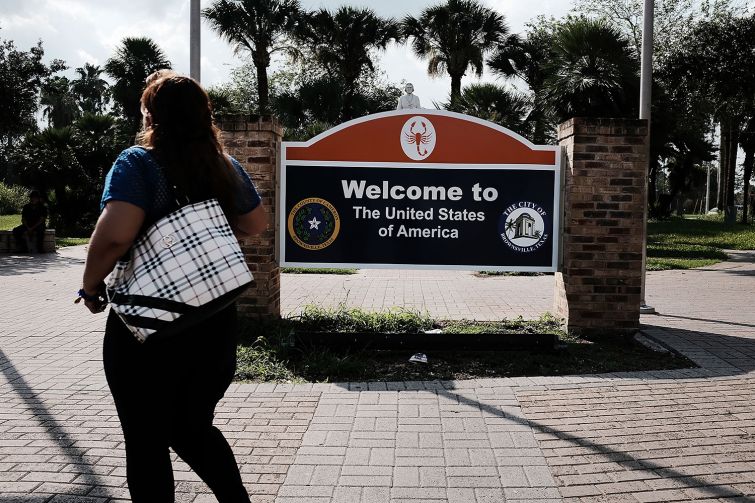 A sign welcomes people to the United States.